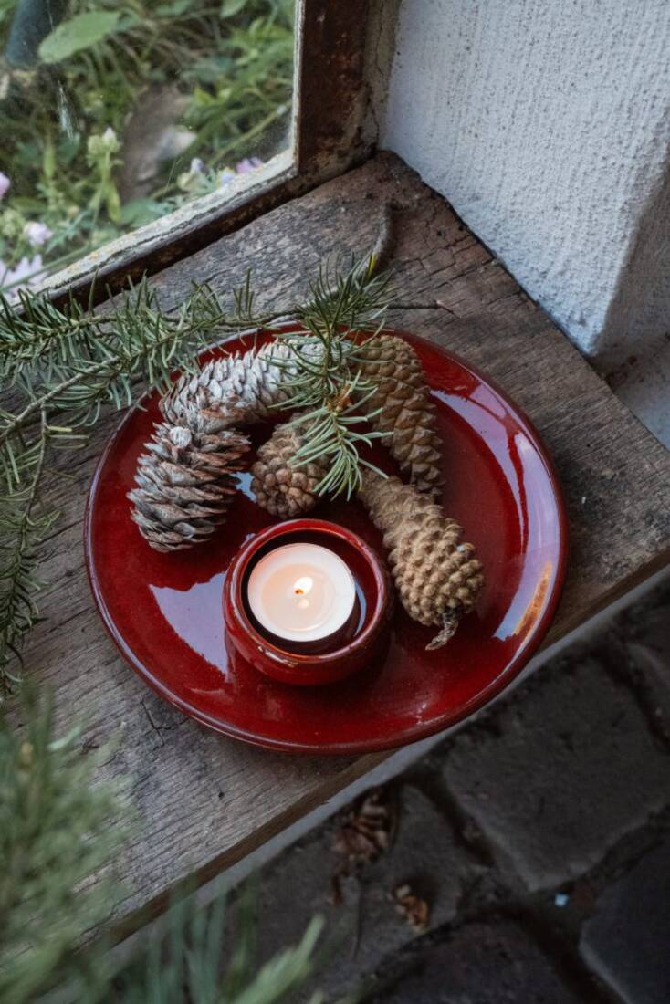 Roter Kerzenteller