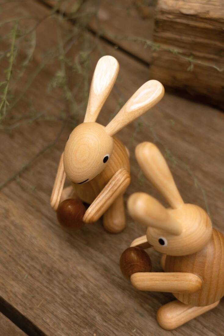Osterhasen-Paar mit Ei