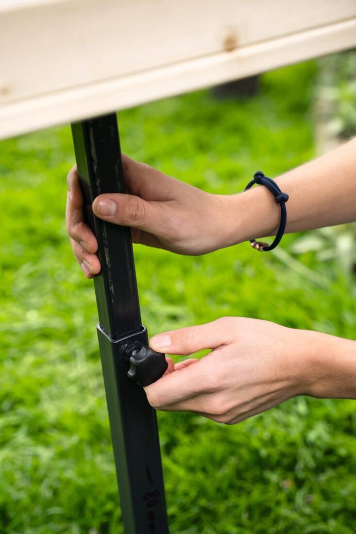 Höhenverstellbarer Gartenstecktisch mit Tablett