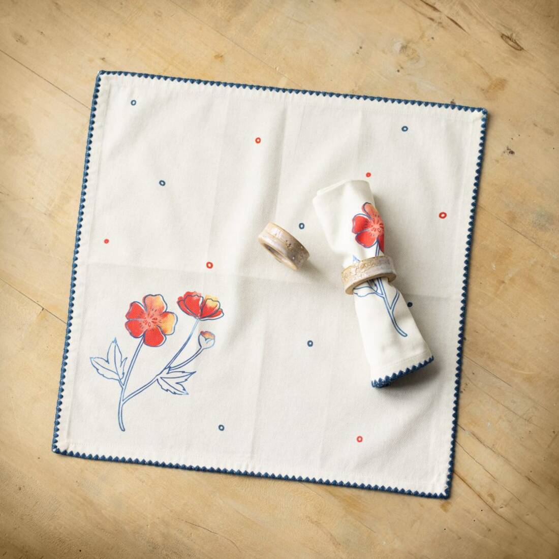 Stoff-Servietten mit Blumenmotiv (4er-Set)