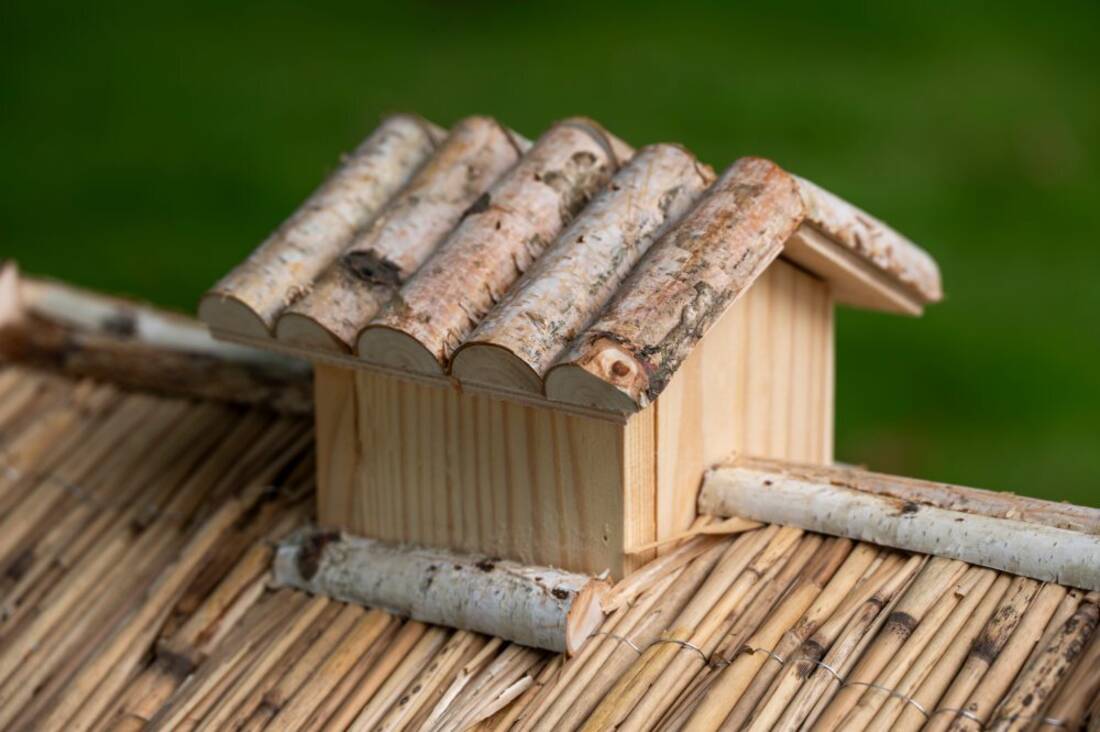 Vogelhaus Berghütte mit Ständer