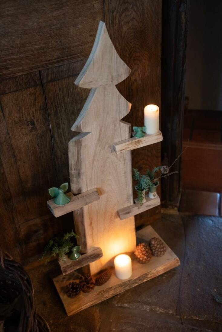 Holztanne mit Ablagen