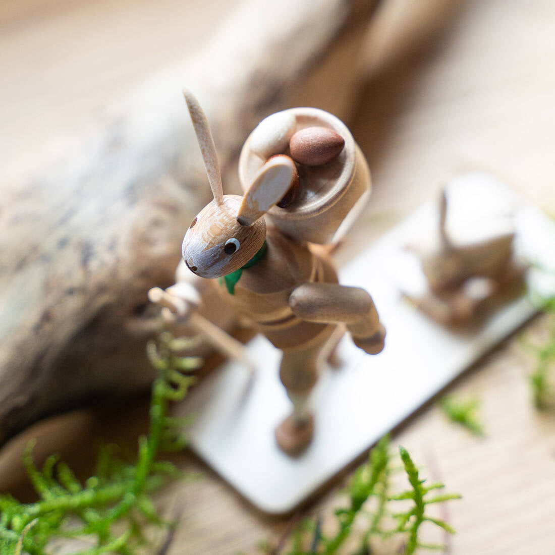 Osterhase mit Wagen