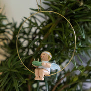 Christbaum-Engel im Ring mit goldenen Kerzen