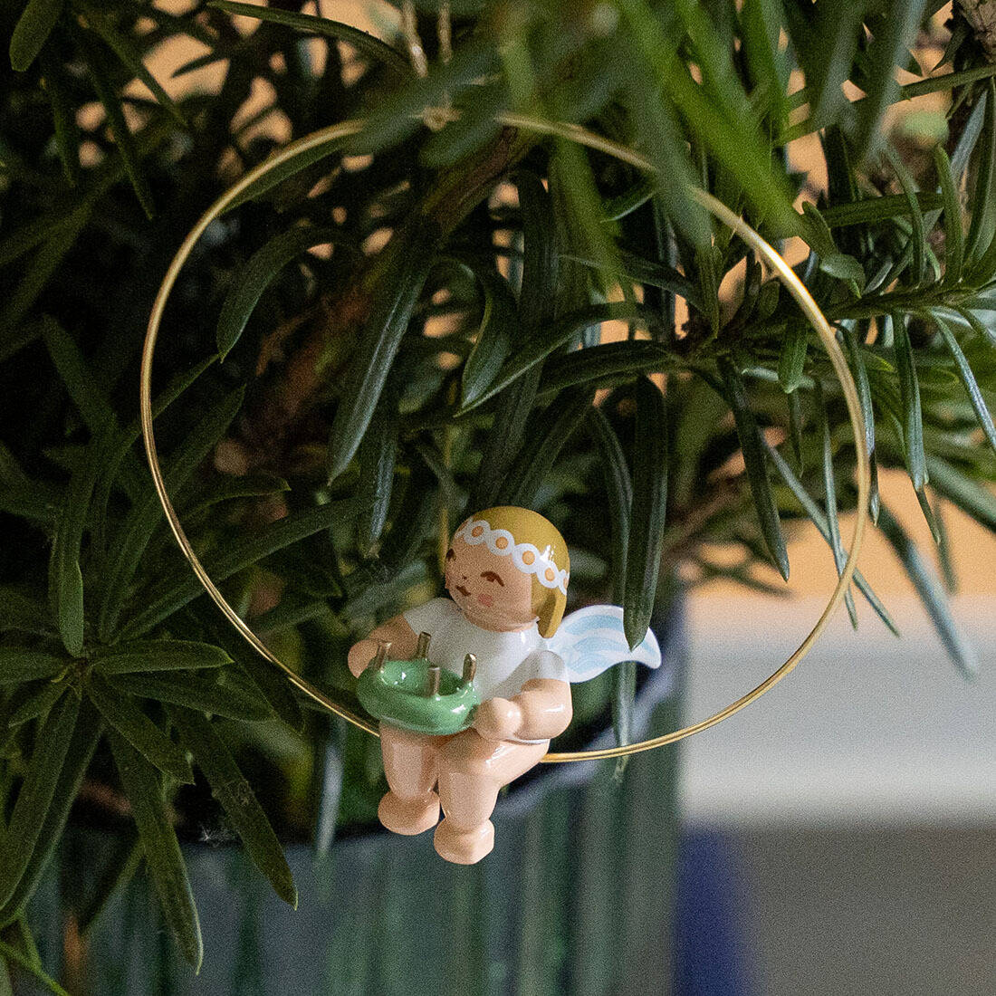 Christbaum-Engel im Ring mit goldenen Kerzen