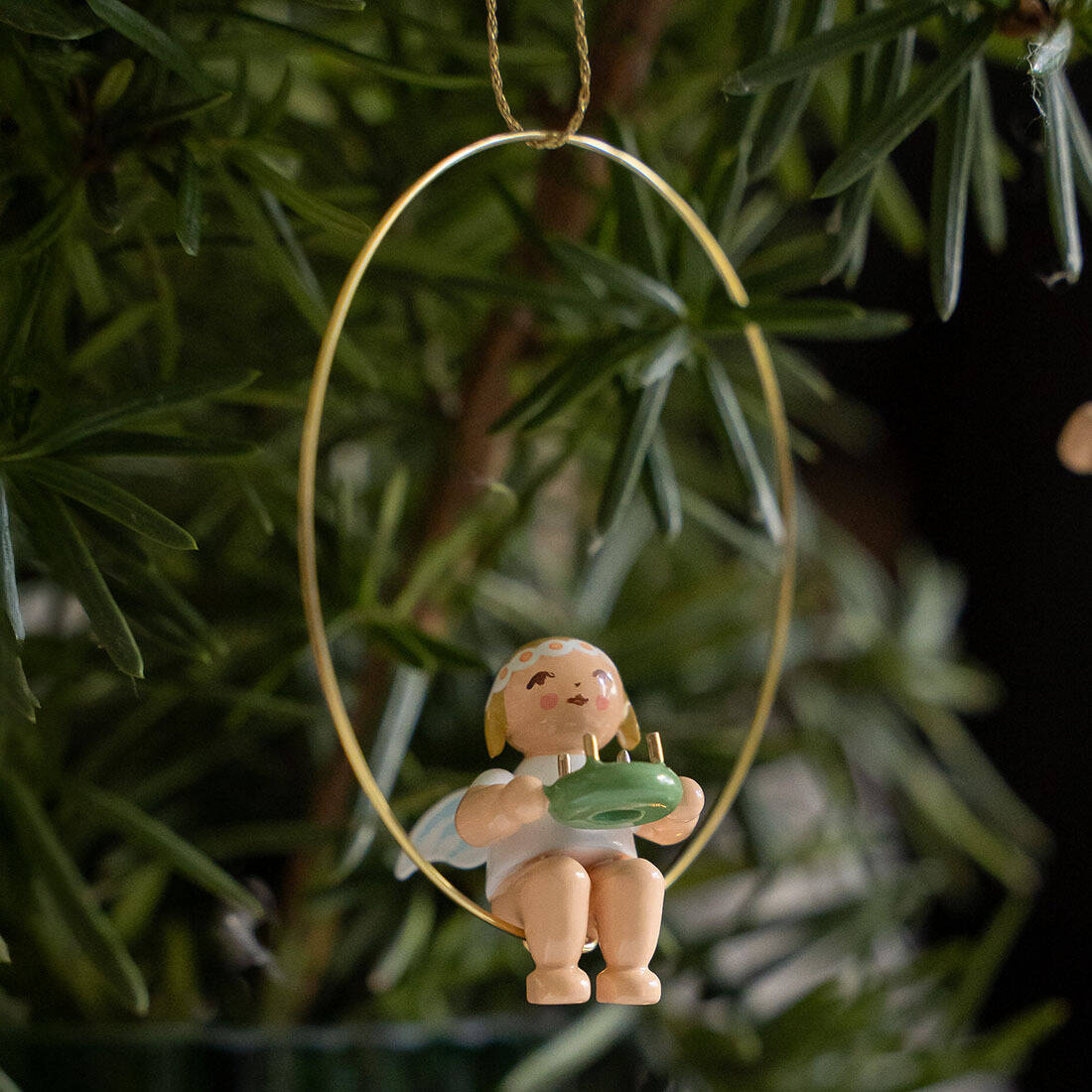Christbaum-Engel im Ring mit goldenen Kerzen
