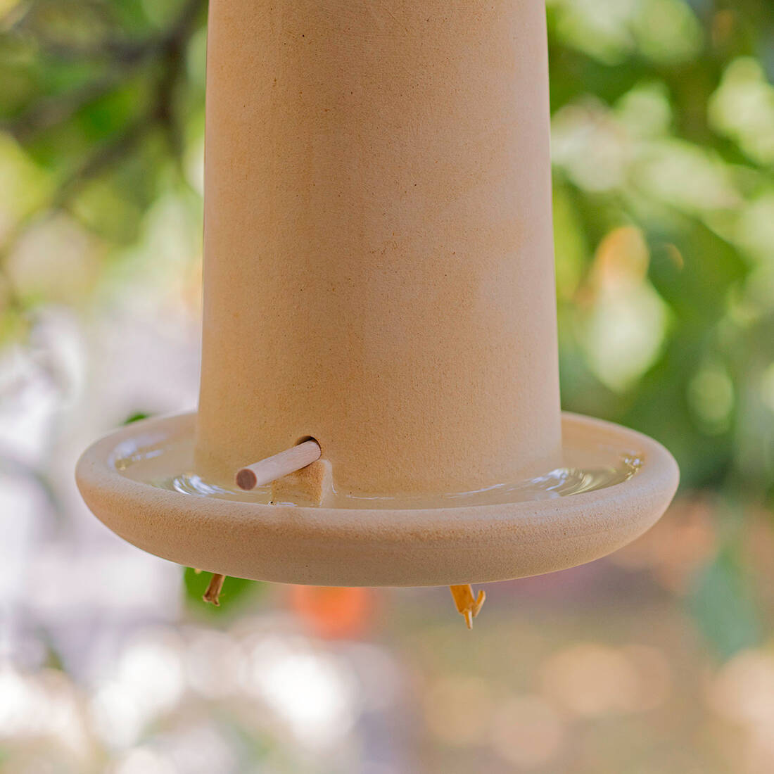 Insektenhaus aus Keramik mit Tränke