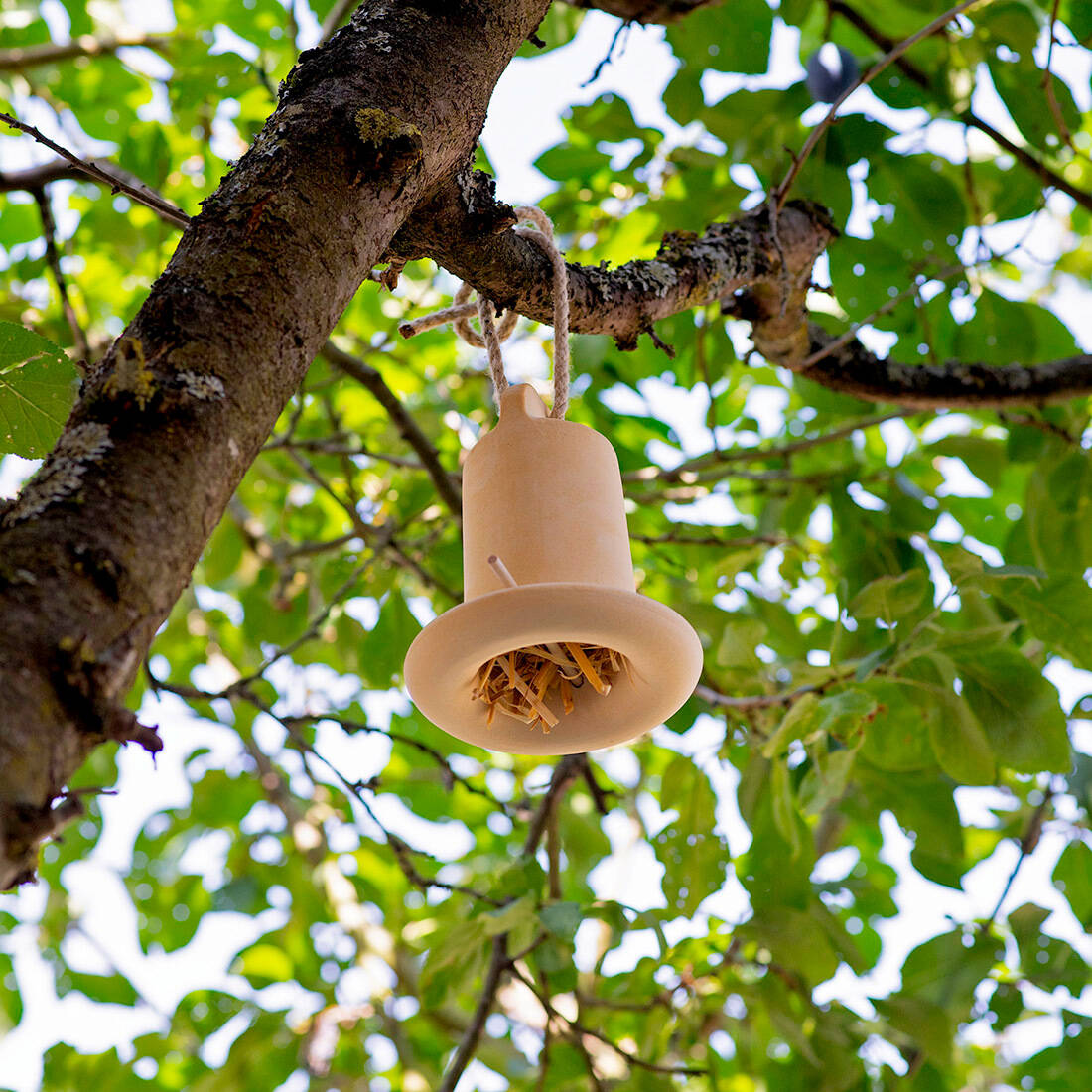 Insektenhaus aus Keramik mit Tränke