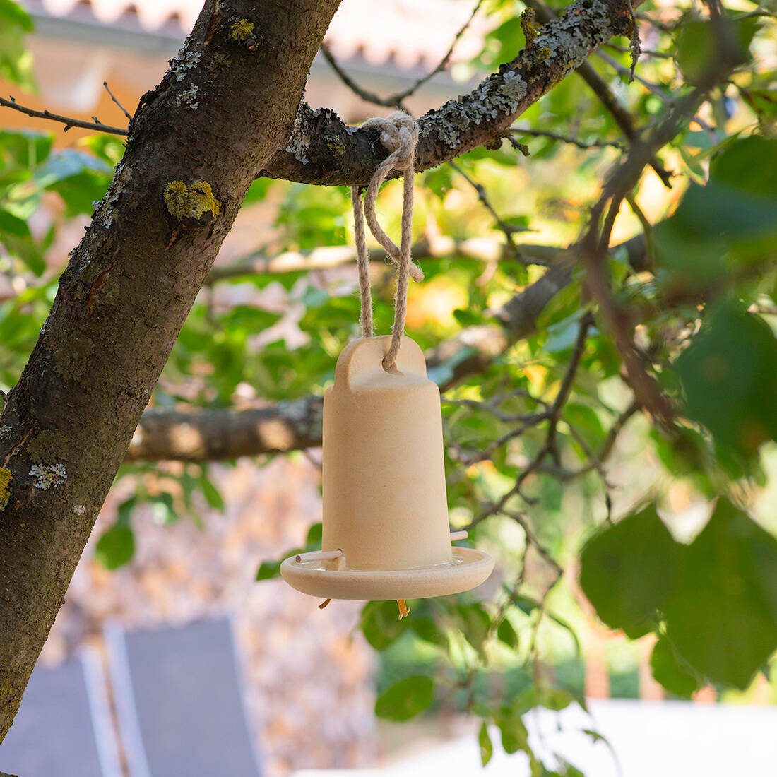 Insektenhaus aus Keramik mit Tränke
