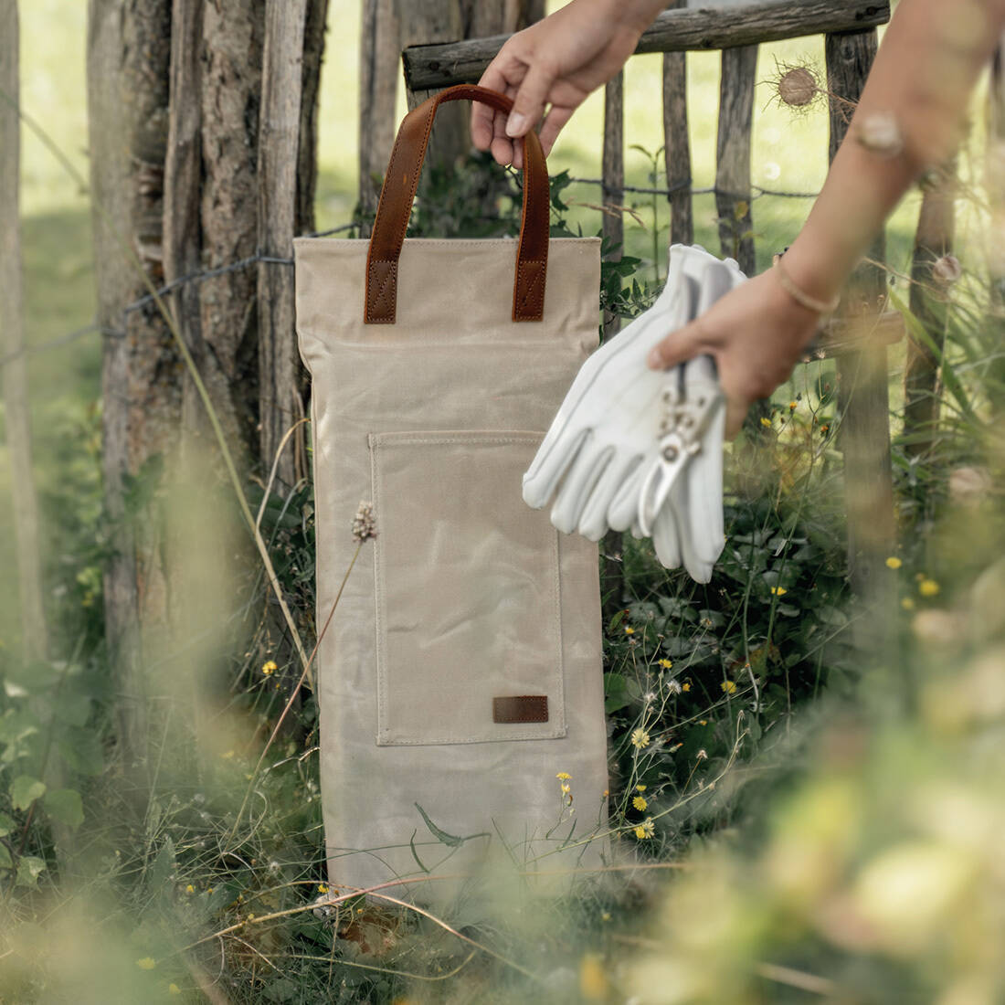 Kniekissen in zwei Farben aus wasserabweisendem Canvas, mit Tasche und Griff