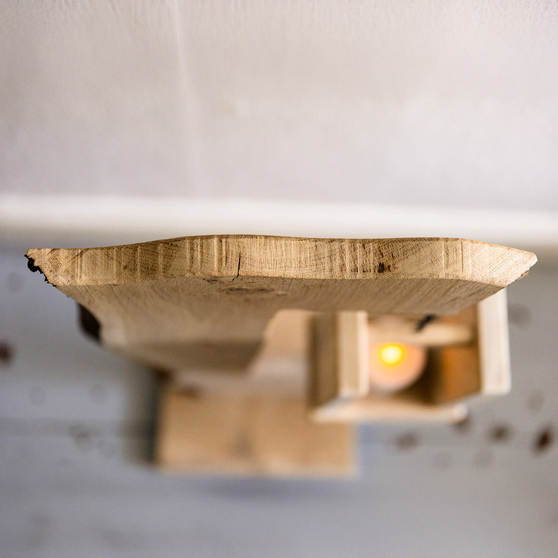 Holzstele mit hängender Laterne