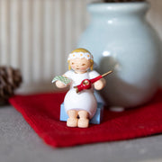Margeritenengel mit rot-goldfarbener Baumspitze
