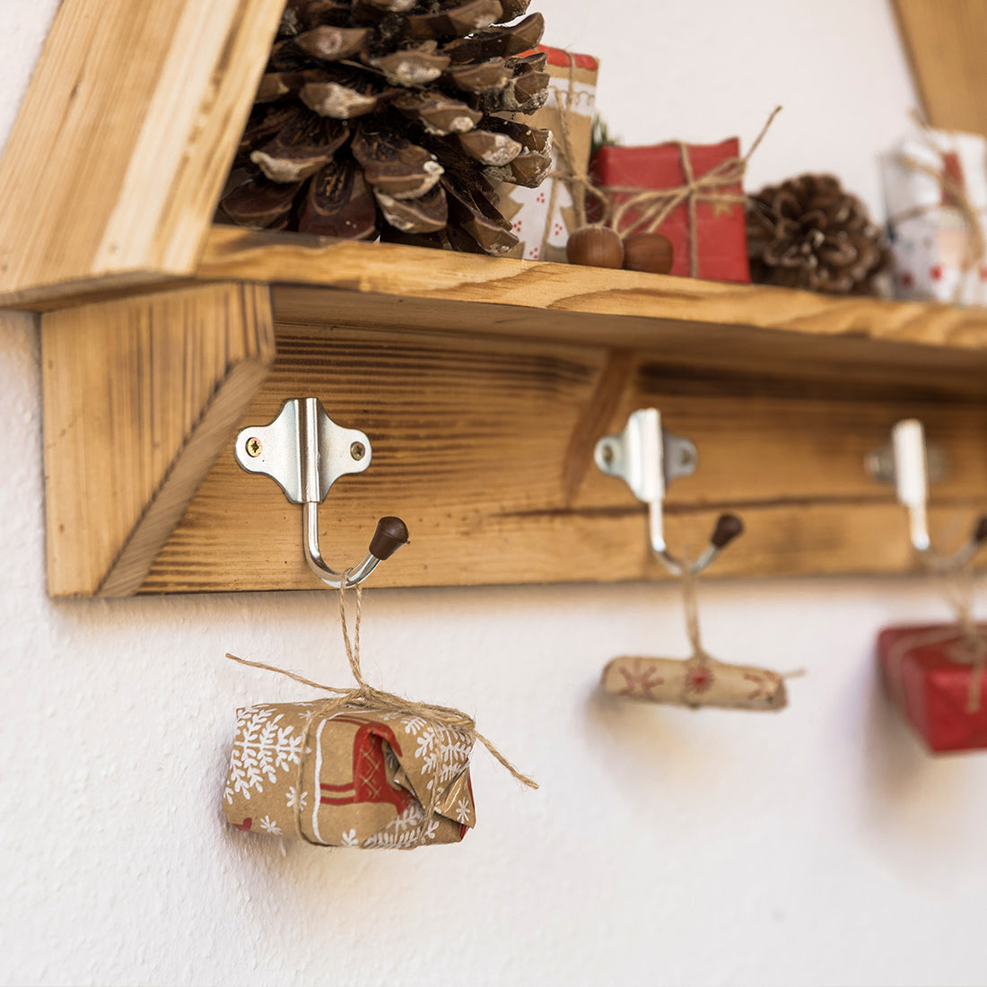 Wandregal aus Holz in Baumform