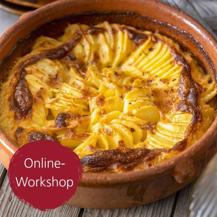 Eine braune Auflaufform mit gebackenem Kartoffelauflauf. Darauf ein Button "Online Workshop"