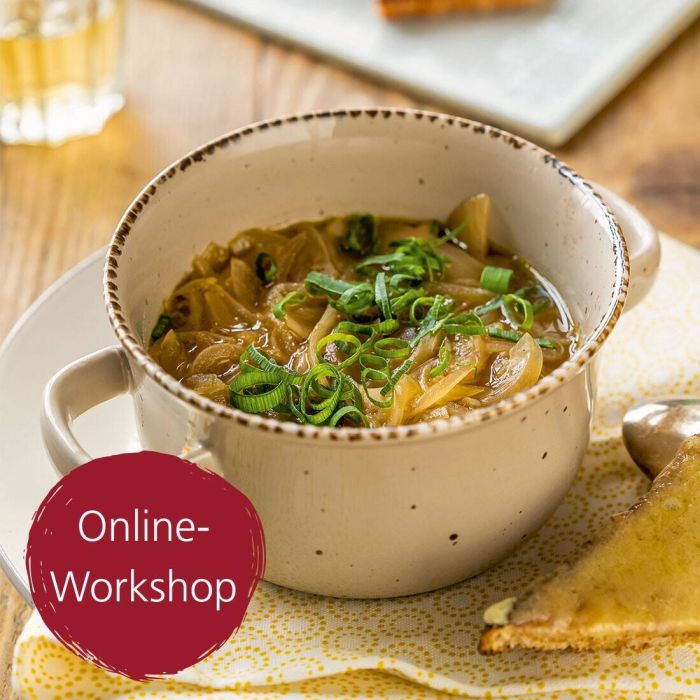 Ein Topf mit einem Zwiebel-Gericht. Darauf ein Button mit "Online-Workshop"
