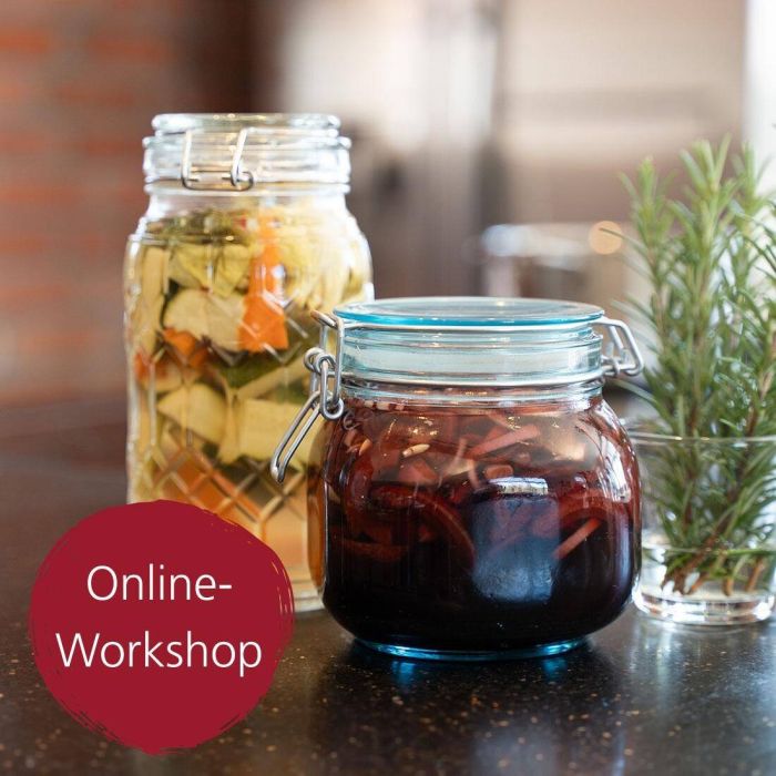 In Glasflaschen eingelegtes Gemüse. Darauf ein Button mit "Online-Workshop"