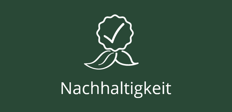 Symbol für Nachhaltigkeit: Ein weißer Blätterkranz mit Häkchen auf dunkelgrünem Hintergrund, darunter der Text Nachhaltigkeit.