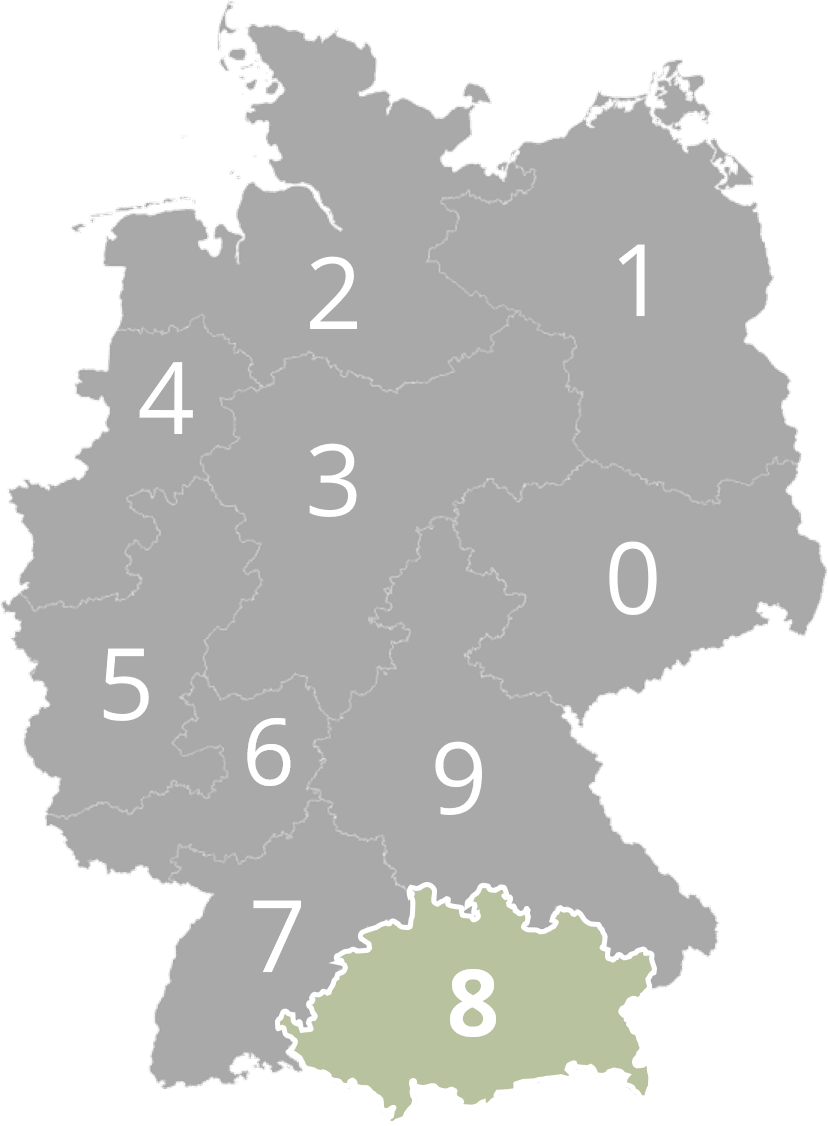Kartengrafik von Deutschland, aufgeteilt in zehn nummerierte Postleitregionen. Region 8 im Süden, das Bundesland Bayern, ist hervorgehoben. Hintergrund dunkelgrün, Regionen grau, Region 8 hellgrün.