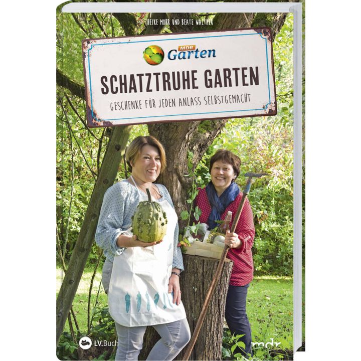 Zwei Frauen in einem Garten, eine trägt eine Schürze und hält einen Kürbis, die andere hat eine Kiste mit Gartenerzeugnissen. Oben ein Schild mit der Aufschrift: „MDR Garten: Schatztruhe Garten – Geschenke für jeden Anlass selbstgemacht.“