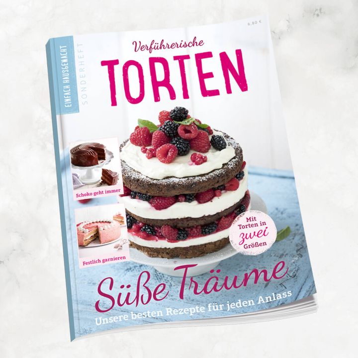 Kochzeitschrift mit dem Titel &bdquo;Verf&uuml;hrerische Torten - S&uuml;&szlig;e Tr&auml;ume&ldquo;. Das Cover zeigt eine mehrschichtige Sahnetorte mit Beeren. Zus&auml;tzliche Bilder mit Hinweisen auf &bdquo;Schoko geht immer&ldquo; und &bdquo;Festlich garnieren&ldquo;.