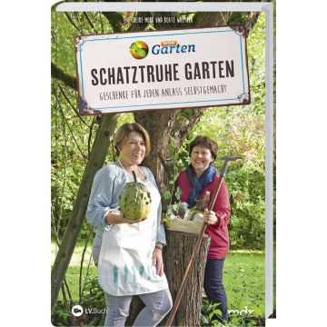 Zwei Frauen in einem Garten, eine trägt eine Schürze und hält einen Kürbis, die andere hat eine Kiste mit Gartenerzeugnissen. Oben ein Schild mit der Aufschrift: „MDR Garten: Schatztruhe Garten – Geschenke für jeden Anlass selbstgemacht.“