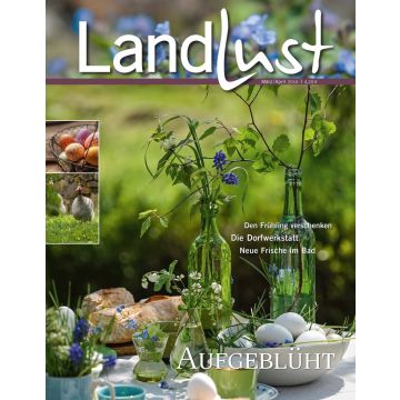 Titelbild der Zeitschrift „Landlust“ März/April 2016 mit Frühlingsdeko: grüne Glasvasen mit Blumen, Brot, bunten Eiern, Keramikgeschirr; Textaufschrift: „Aufgeblüht“, Themen: Frühling, Dorfwerkstatt, Bad.








