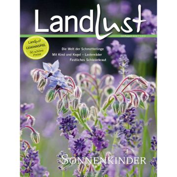 Titelbild der Zeitschrift „Landlust“, Ausgabe Juli/August 2021. Im Vordergrund blühende, lilafarbene und weißblaue Sommerblumen mit feinen Haaren, im Hintergrund unscharfe Lavendelpflanzen. Oben mittig der Zeitschriftentitel „Landlust“ in weißer Schrift.