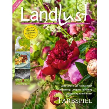 Titelblatt des Magazins "Landlust", Mai/Juni 2022. Zeigt rote Blumen, Jubiläums-Gewinnspiel-Hinweis, und Artikel zu Gartenthemen wie Bewässerung. Preis: 4,80 €. Oben links kleine Bilder von einer Gans, einem Gericht und einem Rasen-Sprinkler.