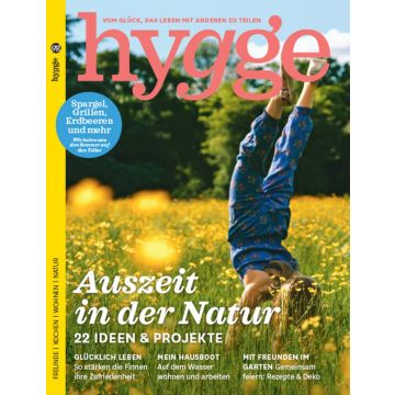 Titelbild der Zeitschrift „hygge“ mit einem Kind in blauer Kleidung, das auf einer Wiese einen Handstand macht; Überschrift: „Auszeit in der Natur – 22 Ideen & Projekte“, daneben Themen wie Spargel, Grillen und Erdbeeren.
