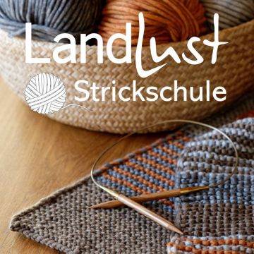 Strickzubehör mit Garnknäueln in einem Korb, darunter ein gestricktes Musterstück mit Rundstricknadel; darüber der Schriftzug „Landlust Strickschule“ mit gezeichneter Wollknäuel-Grafik.