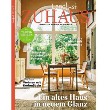 Titelbild des Magazins "Landlust ZUHAUS" mit einer hellen Wohnraumszene. Themen: Tauchbecken, Schattenspender, kreative Glasideen, Korbmöbel. Text: "Ein altes Haus in neuem Glanz". Tisch mit Blumen, Stühlen vor einem großen Fenster.