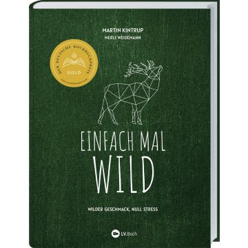 Kochbuchcover „Einfach mal wild“ von Martin Kintrup und Merle Weidemann. Grünes Design mit geometrischer Hirschzeichnung. Goldprämiert beim Deutschen Kochbuchpreis. Untertitel: „Wilder Geschmack, null Stress“. Logo des Verlags LV.Buch am unteren Rand.