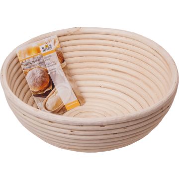 Rundes Gärkörbchen aus Rattan mit eingefügtem Werbeflyer. Der Flyer zeigt ein Brot und beschreibt das Körbchen als "Dough Rising Basket" mit der Marke "Birkmann".