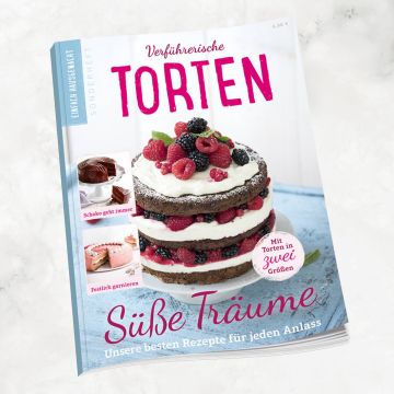 Kochzeitschrift mit dem Titel „Verführerische Torten - Süße Träume“. Das Cover zeigt eine mehrschichtige Sahnetorte mit Beeren. Zusätzliche Bilder mit Hinweisen auf „Schoko geht immer“ und „Festlich garnieren“.