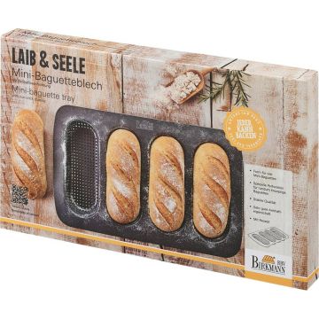 Verpackung eines Mini-Baguetteblechs mit vier geformten Plätzen für Baguettes. Auf der Verpackung sind gebackene Baguettes und ein Holzlöffel mit Mehl abgebildet. Text beschreibt rutschfeste Beschichtung und hochwertige Qualität.