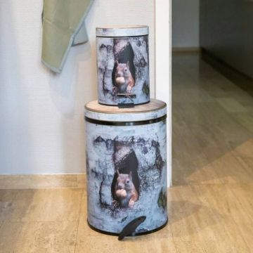 Zwei Metalleimer mit Eichhörnchenmotiv. Der größere Eimer steht auf dem Boden, der kleinere obendrauf. Beide Eimer haben ein Pedal zum Öffnen und zeigen ein Eichhörnchen, das aus einer Baumhöhle schaut.