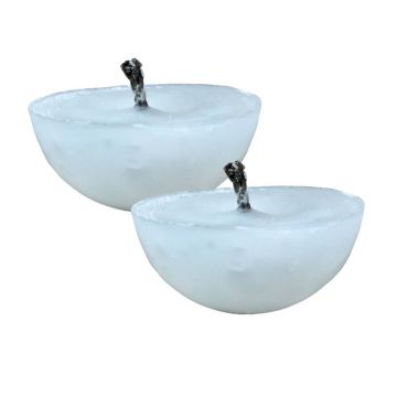 Zwei weiße, halbe Wachskerzen, jeweils mit einem dunklen Docht in der Mitte.