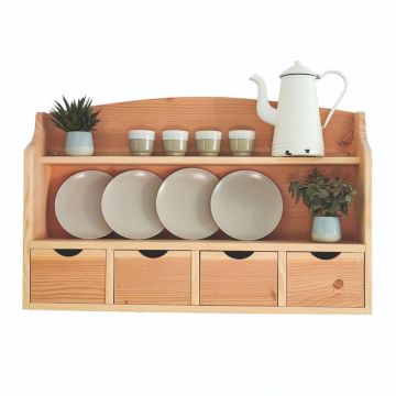 Holzregal mit vier Schubladen, einem Fach für vier Teller, einem oberen Regalbrett mit vier Bechern, einer weißen Kanne und zwei kleinen Pflanzen in Töpfen.