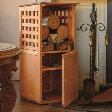 Holzregal aus hellem Holz mit Gitterdesign, offenem und geschlossenem Fach. Oben lagern geschnittene Holzscheite, das untere Fach mit geöffneter Tür zeigt leeren Stauraum. Rechts stehen Kaminbestecke mit verzierten Griffen.