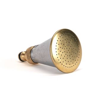 Metallischer Brauseaufsatz in Kegelform mit goldfarbener Düse und Anschlussgewinde. Die Düse hat zahlreiche feine Löcher für Wasserverteilung. Geeignet für Gartenschläuche.
