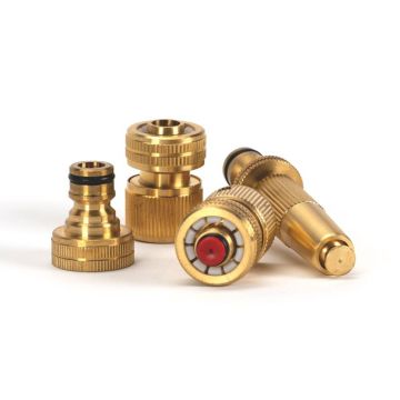 Vier Messing-Gartenschlauchanschlüsse mit Gewinde und Dichtungsringen, darunter ein verstellbarer Sprühaufsatz sowie zwei Kupplungsstücke und ein Adapter, auf weißem Hintergrund für den Einsatz in Bewässerungssystemen.