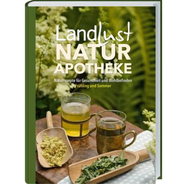 Grünes Buchcover von Landlust Naturapotheke mit Pflanzen, Teegläsern, Holzlöffeln und weißer Schrift im Sommerstil.