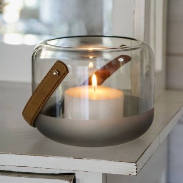 Windlicht aus Glas mit Ledergriff
