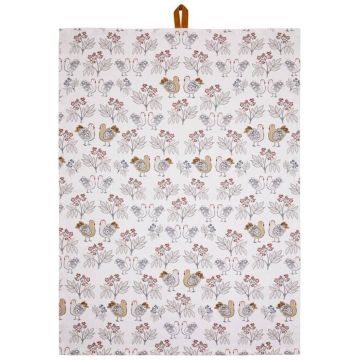 Beigefarbenes Geschirrtuch mit dekorativem Muster aus Hühnern und Pflanzen in Braun, Grau und Rot. Oben mittig eine braune Schlaufe zum Aufhängen. Perfekt für den Einsatz in der Küche.