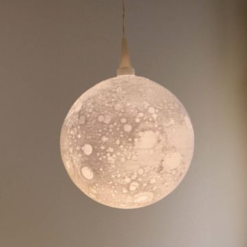 Runde, hängende Deckenleuchte in Form des Mondes mit kraterartiger, strukturierter Oberfläche. Die Leuchte strahlt sanftes Licht und ist über ein Kabel befestigt.
