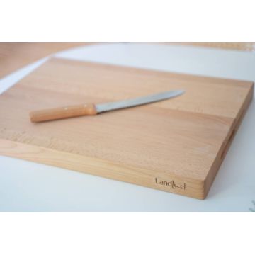 Großes, rechteckiges Holzschneidebrett mit der Gravur „Landlust“ an der unteren rechten Ecke, auf einem weißen Hintergrund. Die Maserung des Holzes ist gleichmäßig und deutlich sichtbar.