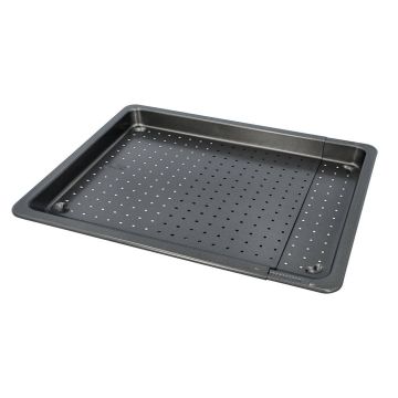 Schwarzes, perforiertes Backblech mit verstellbarer Breite. Das Blech hat kleine Löcher zur besseren Luftzirkulation beim Backen und steht auf einer neutralen Oberfläche.