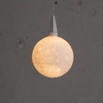 Leuchtkugel mit matter, strukturierter Oberfläche, aufgehängt an einem Kabel. Die Oberfläche ist leicht unregelmäßig und ähnelt einer Mondlandschaft. Die stimmungsvolle Beleuchtung erzeugt sanftes Licht.