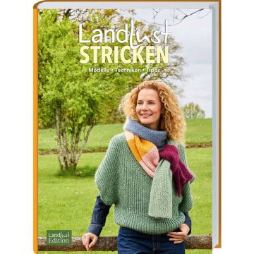 Strickbuch Buchcover mit Frau im grünen Pullover und bunter Schal vor grüner Frühlingslandschaft, klare Farben und weiche Texturen.