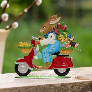 Brauner Hase auf rotem Roller, bunte Blumen, Ostereier, Küken und Igel, frisches Grün im Hintergrund, viele Details.